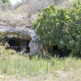 E proprio davanti all�accampamento scoviamo l�entrata di quella che rappresenta uno delle pi� preziose chiese rupestri della citt�: Santa Candida